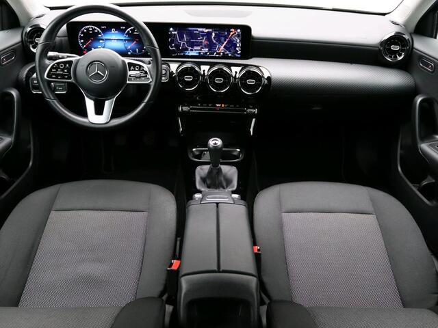 Mercedes-Benz A-KLASSE 160 Business Solution Ledkoplampen | Achteruitrijcamera | Stoelverwarming voor | Spiegelpakket | Navigatie. Inclusief 24 maanden Mercedes-Benz Certified garantie voor Europa.