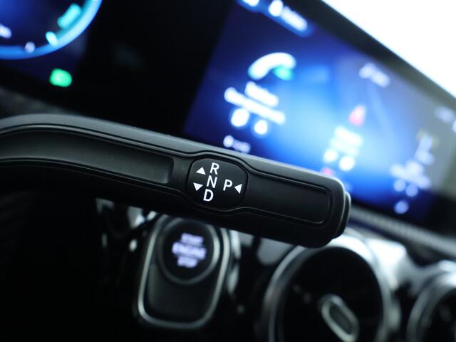 Mercedes-Benz A-KLASSE 250 e Plug-In Hybride | Parkeerpakket met Camera | Stoelverwarming | DAB | LED verlichting | Cruise Controle | Inclusief 24 maanden Mercedes-Benz Certified garantie voor Europa.