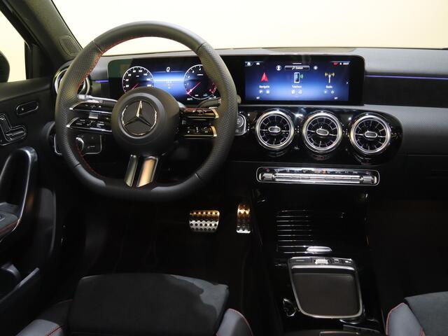 Mercedes-Benz A-KLASSE 180 Business Solution AMG | Panoramaschuifdak | Premium plus | Head-Up | Stoelverwarming | Achteruitrijcamera | MULTIBEAM LED |