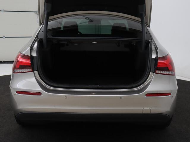 Mercedes-Benz A-KLASSE 200 Business Solution | Stoelverwarming | Carplay | Half leder | Camera | Widescreen | Full LED | DAB | Park Assist | Cruise control | Bluetooth | Climate control