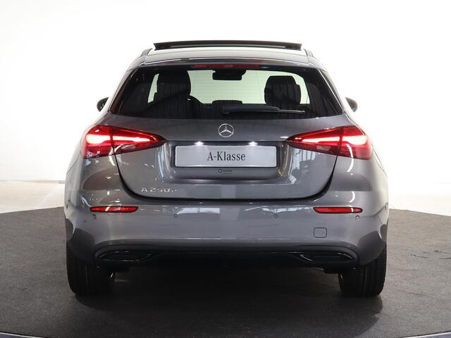 Mercedes-Benz A-KLASSE 250e Business Solution Luxury | Panoramaschuifdak | Advanced sound | Nightpakket | Dodehoekassistent | Achteruitrijcamera |