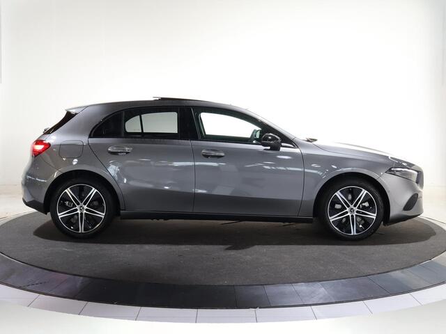 Mercedes-Benz A-KLASSE 250e Business Solution Luxury | Panoramaschuifdak | Advanced sound | Nightpakket | Dodehoekassistent | Achteruitrijcamera |