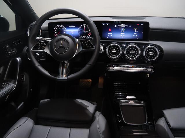 Mercedes-Benz A-KLASSE 250e Business Solution Luxury | Panoramaschuifdak | Advanced sound | Nightpakket | Dodehoekassistent | Achteruitrijcamera |