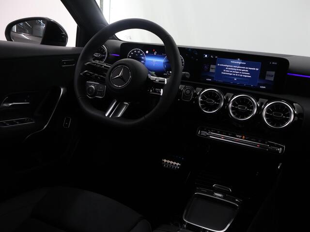Mercedes-Benz A-KLASSE 250e Business Solution AMG | Panoramaschuifdak | Stoelverwarming | Achteruitrijcamera | MULTIBEAM LED | Nightpakket |