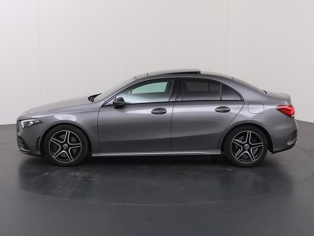 Mercedes-Benz A-KLASSE 250 Premium | AMG | Night | Panoramadak | Stoelverwarming | Achteruitrijcamera |