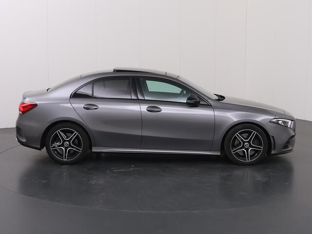 Mercedes-Benz A-KLASSE 250 Premium | AMG | Night | Panoramadak | Stoelverwarming | Achteruitrijcamera |