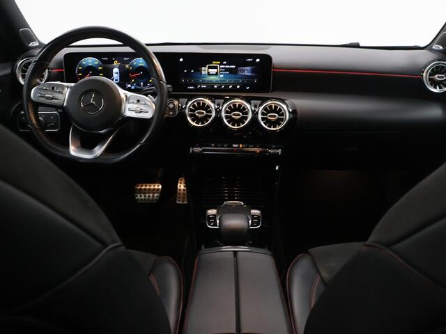 Mercedes-Benz A-KLASSE 250 Premium | AMG | Night | Panoramadak | Stoelverwarming | Achteruitrijcamera |