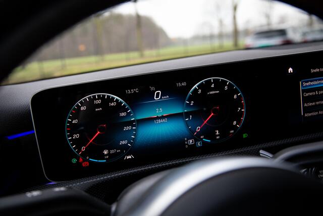 Mercedes-Benz A-KLASSE 200 Launch Edition Premium Plus , Trekhaak, Panoramadak, Achteruitrijcamera, Memory seats,