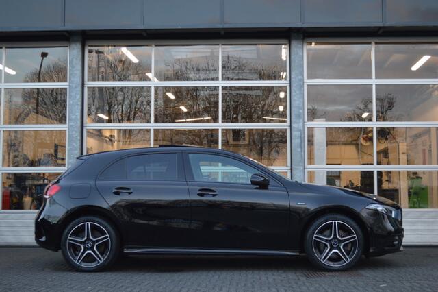 Mercedes-Benz A-KLASSE 250 e AMG Led Panorama Widescreen Sfeer Camera Night Augmented Pdc