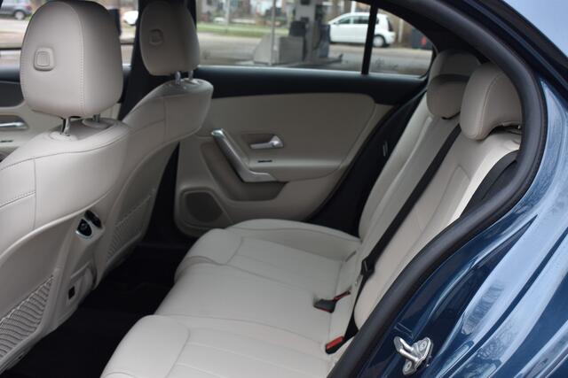 Mercedes-Benz A-KLASSE 180 Business Solution Luxury | 1e Eigenaar | Lederen bekleding | Navigatie | Sfeerverlichting | 12 mnd BOVAG garantie | Whatsapp 06-53188999