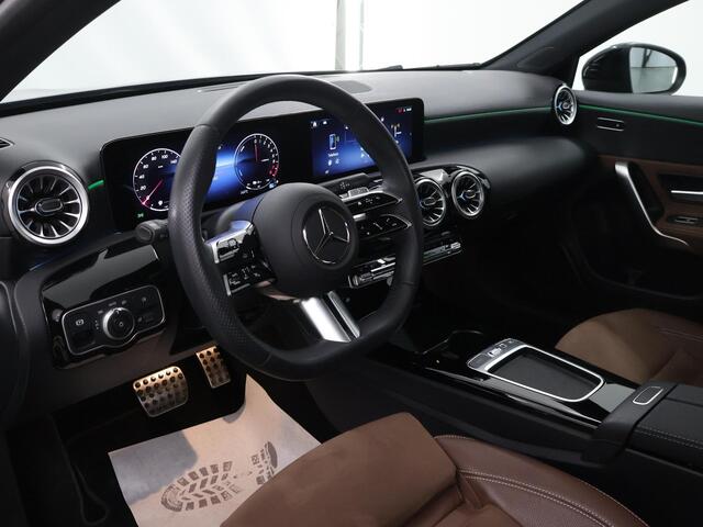 Mercedes-Benz A-KLASSE 250e Star Edition AMG Line | Panoramaschuifdak | Night | Stoelverwarming voor | Achteruitrijcamera | Interieur Bahia Bruin |