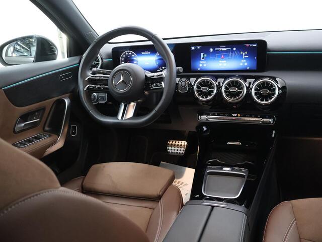 Mercedes-Benz A-KLASSE 250e Star Edition AMG Line | Panoramaschuifdak | Night | Stoelverwarming voor | Achteruitrijcamera | Interieur Bahia Bruin |