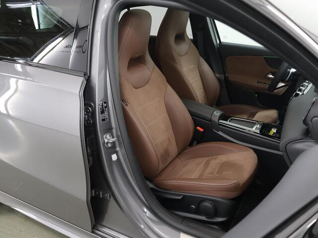 Mercedes-Benz A-KLASSE 250e Star Edition AMG Line | Panoramaschuifdak | Night | Stoelverwarming voor | Achteruitrijcamera | Interieur Bahia Bruin |