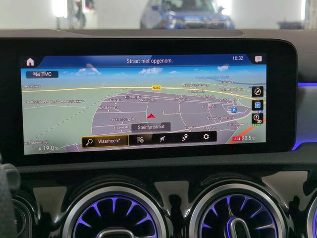 Mercedes-Benz A-KLASSE 180 Business Solution AMG | Panoramadak | Memory Seats | Ambiance Verlichting | Stoelverwarming | Camera | Navigatie | Apple Carplay | Keyless | Dodehoekdetectie | Cruise Control | DAB |