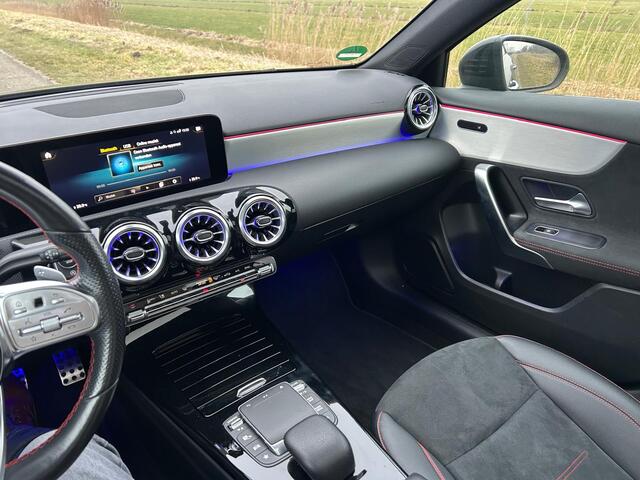 Mercedes-Benz A-KLASSE 180 Business Solution AMG Pano / Sfeerverlichting / Camera