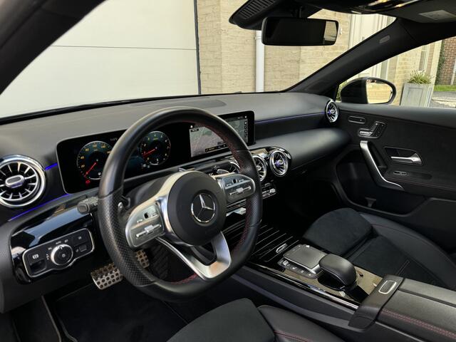 Mercedes-Benz A-KLASSE 180 AMG Aut Panoramadak Nightpakket Widescreen AmbientLight Keyless SportLeder Led Camera 18" Pdc