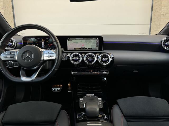 Mercedes-Benz A-KLASSE 180 AMG Aut Panoramadak Nightpakket Widescreen AmbientLight Keyless SportLeder Led Camera 18" Pdc