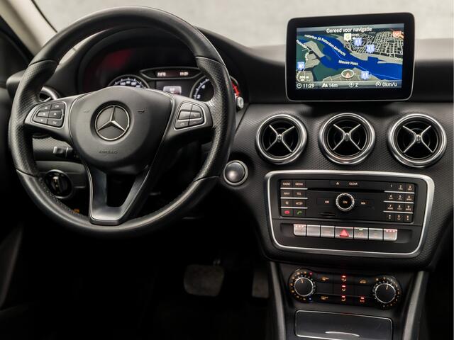 Mercedes-Benz A-KLASSE 180 AMG Sport Automaat (APPLE CARPLAY, GROOT NAVI, CAMERA, LEDER, STOELVERWARMING, SPORTSTOELEN, GETINT GLAS, KEYLESS START, NIEUWE APK, NIEUWSTAAT)