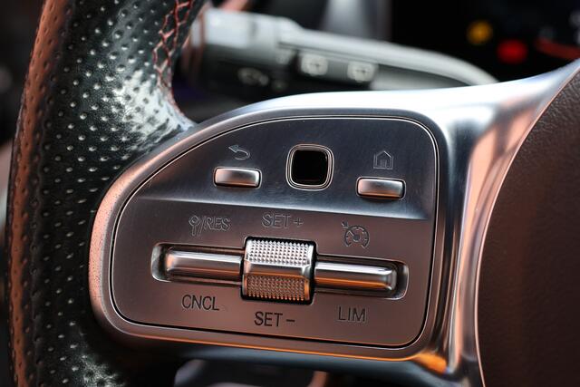 Mercedes-Benz A-KLASSE A 180 d AMG pakket | Panorama dak | Burmester | Widescreen | Apple Carplay | Sfeerverlichting | Stoelverwarming | Alcantara | 360 PDC | Volledig onderhouden | Nieuwe Distributieriem