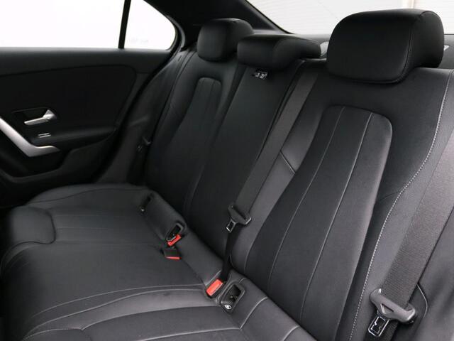 Mercedes-Benz A-KLASSE 180 Business Solution Achteruitrijcamera | Ledkoplampen | Stoelverwarming | Spiegelpakket | Sfeerverlichting. Inclusief 24 maanden Mercedes-Benz Certified garantie voor Europa.
