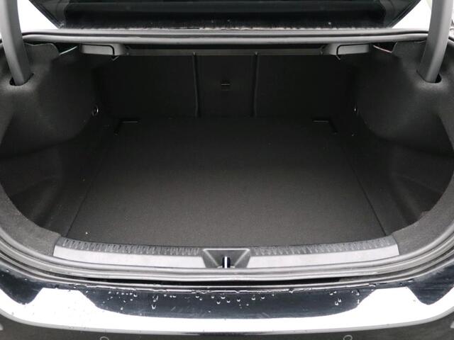 Mercedes-Benz A-KLASSE 180 Business Solution Achteruitrijcamera | Ledkoplampen | Stoelverwarming | Spiegelpakket | Sfeerverlichting. Inclusief 24 maanden Mercedes-Benz Certified garantie voor Europa.