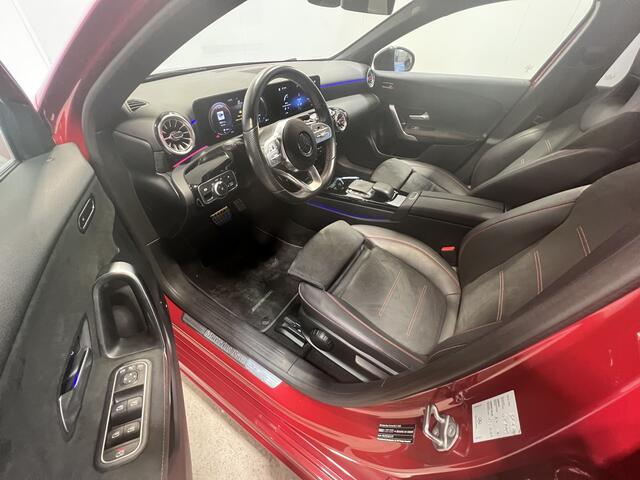 Mercedes-Benz A-KLASSE 200 Launch Edition Premium Plus Panorama / Schuifdak | Navigatie | Android+Apple Carplay | Camera+PDC | wide screen |