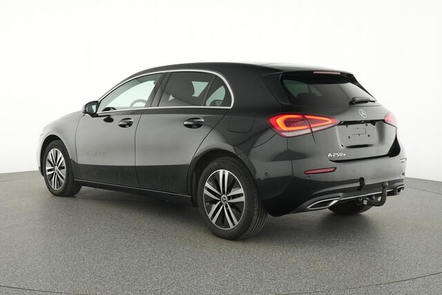 Mercedes-Benz A-KLASSE 250 e Plug-In Hybride Ledkoplampen | Parkeerpakket met achteruitrijcamera | Stoelverwarming | Spiegel Pakket. Inclusief 24 maanden MB Certified garantie voor Europa.