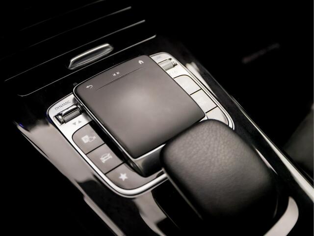 Mercedes-Benz A-KLASSE 200 AMG Sport 164Pk Automaat (SCHUIFDAK, GROOT NAVI, SFEERVERLICHTING, LEDER/ALCANTARA, SPORTSTOELEN, STOELVERWARMING, WIDESCREEN, CAMERA, NIEUWSTAAT)