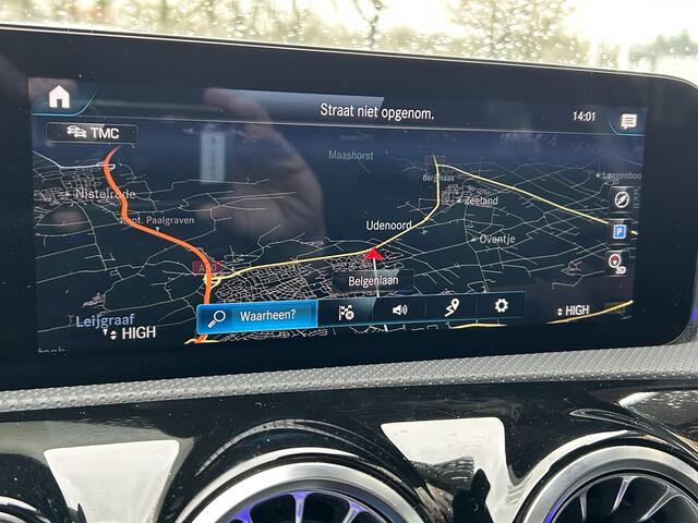 Mercedes-Benz A-KLASSE 250e AMG // Panorama dak // Sfeerverlichting // Memory // MultiBeam LED // Advanced Audio // Keyless // 18" AMG Velgen // Widescreen