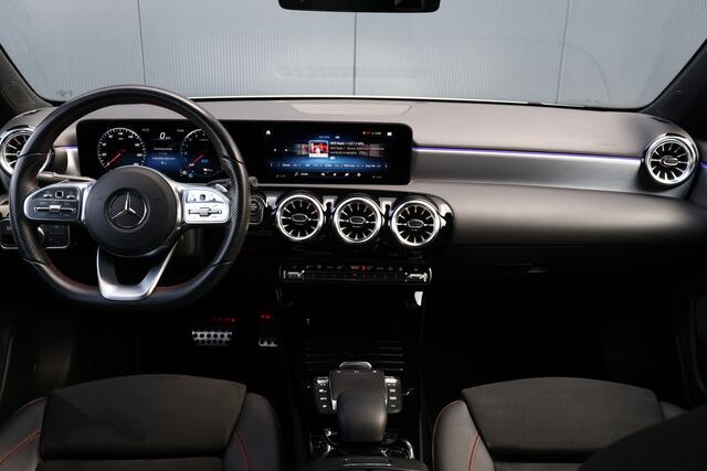 Mercedes-Benz A-KLASSE 250 e Business Solution AMG Line Automaat | Widescreen | Sfeerverlichting | Camera | 18 Inch | Night pakket