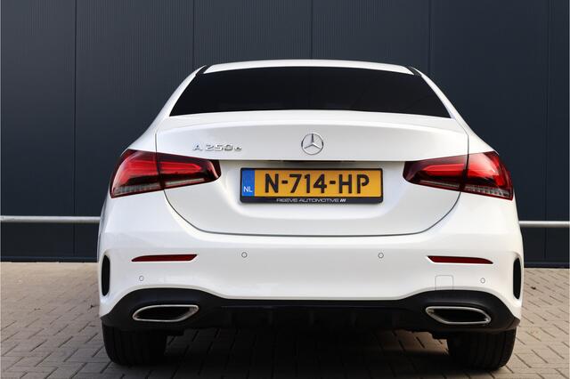 Mercedes-Benz A-KLASSE 250 e Business Solution AMG Line Automaat | Widescreen | Sfeerverlichting | Camera | 18 Inch | Night pakket