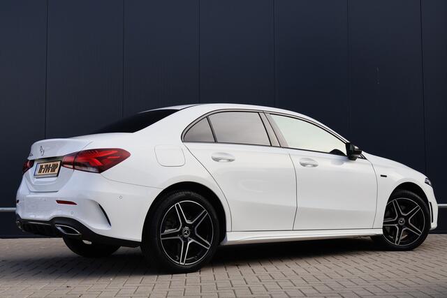 Mercedes-Benz A-KLASSE 250 e Business Solution AMG Line Automaat | Widescreen | Sfeerverlichting | Camera | 18 Inch | Night pakket