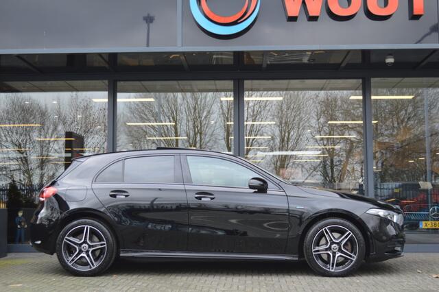 Mercedes-Benz A-KLASSE 250 e AMG Led Panorama Burmester Widescreen Sfeer Camera Night Augmented Pdc