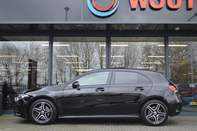 Mercedes-Benz A-KLASSE 250 e AMG Led Panorama Burmester Widescreen Sfeer Camera Night Augmented Pdc