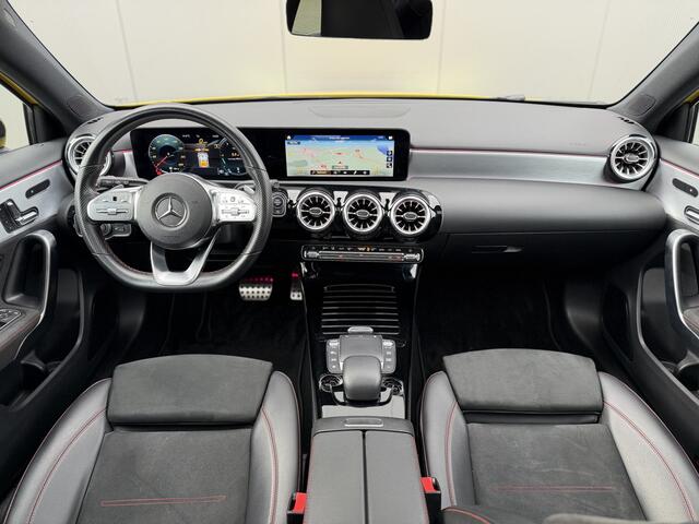 Mercedes-Benz A-KLASSE 180 AMG Night Premium Plus | Panorama | Sfeer | MultiBeam LED | Memory Seats | Camera