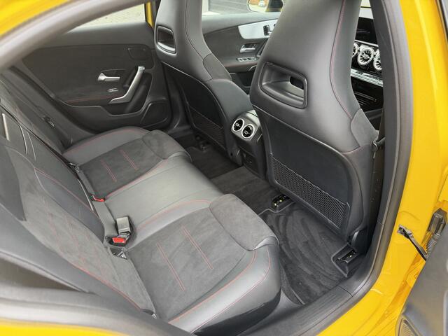 Mercedes-Benz A-KLASSE 180 AMG Night Premium Plus | Panorama | Sfeer | MultiBeam LED | Memory Seats | Camera