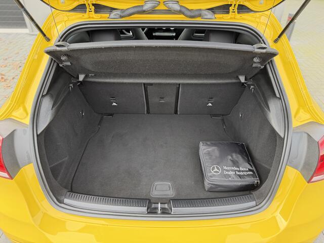 Mercedes-Benz A-KLASSE 180 AMG Night Premium Plus | Panorama | Sfeer | MultiBeam LED | Memory Seats | Camera