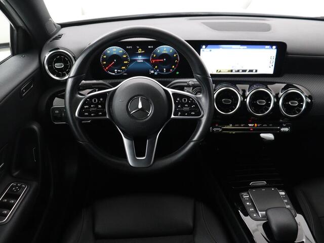 Mercedes-Benz A-KLASSE 180 Business Solution | Panoramadak | Stoelverwarming | Full LED | Half leder | Widescreen | Navigatie | Park Assist | Cruise control | Camera | Bluetooth | Climate control