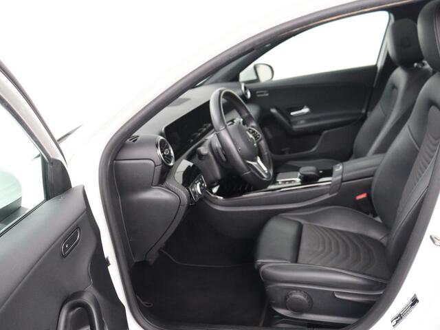 Mercedes-Benz A-KLASSE 180 Business Solution | Panoramadak | Stoelverwarming | Full LED | Half leder | Widescreen | Navigatie | Park Assist | Cruise control | Camera | Bluetooth | Climate control