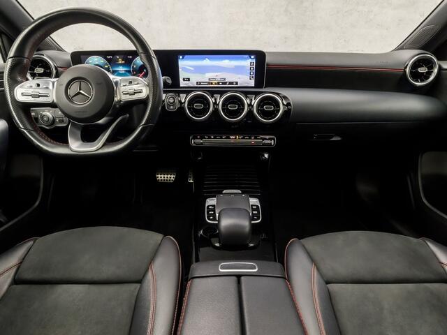 Mercedes-Benz A-KLASSE 180 AMG Night Upgrade Automaat (SCHUIFDAK, MAT GRIJS, GROOT NAVI, CAMERA, LEDER/ALCANTARA, SPORTSTOELEN, STOELVERWARMING, GETINT GLAS, NIEUWSTAAT)