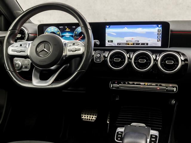 Mercedes-Benz A-KLASSE 180 AMG Night Upgrade Automaat (SCHUIFDAK, MAT GRIJS, GROOT NAVI, CAMERA, LEDER/ALCANTARA, SPORTSTOELEN, STOELVERWARMING, GETINT GLAS, NIEUWSTAAT)