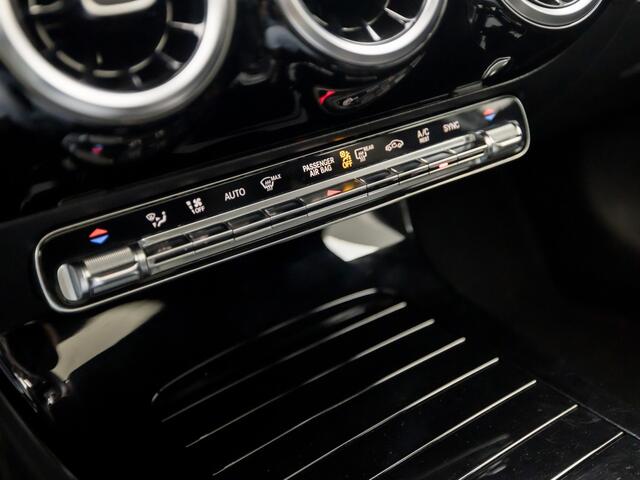 Mercedes-Benz A-KLASSE 180 AMG Night Upgrade Automaat (SCHUIFDAK, MAT GRIJS, GROOT NAVI, CAMERA, LEDER/ALCANTARA, SPORTSTOELEN, STOELVERWARMING, GETINT GLAS, NIEUWSTAAT)