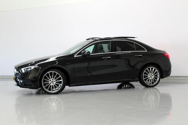 Mercedes-Benz A-KLASSE 250 e Premium Plus AMG-Line | RIJKLAAR | PANORAMADAK | 360GR CAMERA | LEER/ALCANTARA
