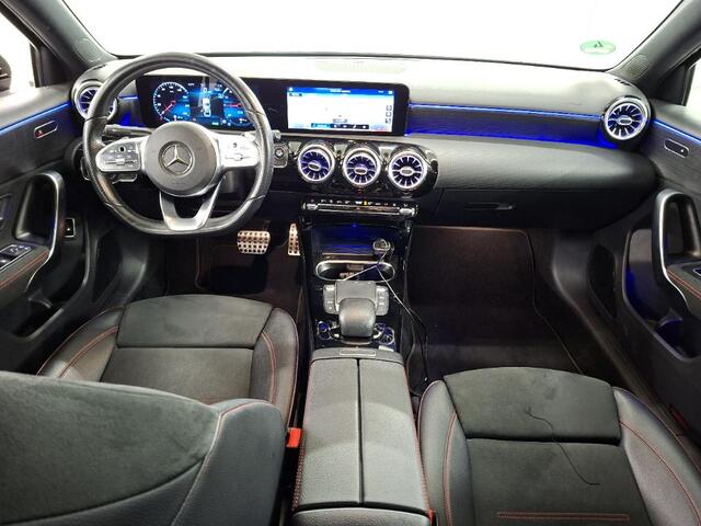 Mercedes-Benz A-KLASSE 250 e Premium Plus | Panoramadak | Ambiance Verlichting | Stoelverwarming | Camera | Navigatie | Apple Carplay | Keyless | Cruise Control | DAB |