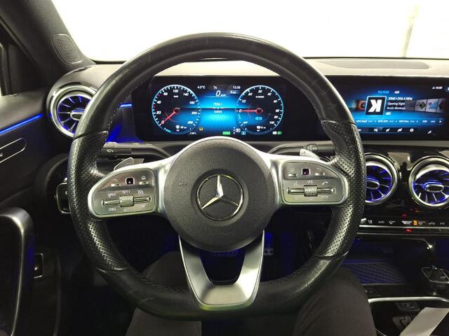 Mercedes-Benz A-KLASSE 250 e Premium Plus | Panoramadak | Ambiance Verlichting | Stoelverwarming | Camera | Navigatie | Apple Carplay | Keyless | Cruise Control | DAB |