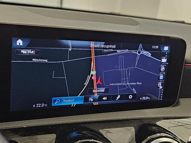 Mercedes-Benz A-KLASSE 180 Business Solution AMG | Panoramadak | Stoelverwarming | Camera | Navigatie | Apple Carplay | Keyless | Cruise Control | DAB |