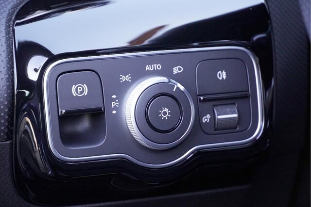 Mercedes-Benz A-KLASSE 180 Automaat! Business Solution AMG BJ2020 Lmv 18" | Led V+A | Pdc | Navi | Achteruitrijcamera | Virtual cockpit | Climate control | Cruise control | Sportstoelen | Verwarmde voorstoelen | Zwarte hemel | Extra getint glas