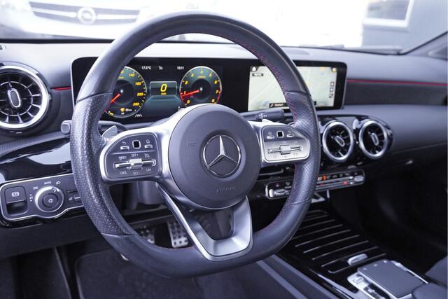 Mercedes-Benz A-KLASSE 180 Automaat! Business Solution AMG BJ2020 Lmv 18" | Led V+A | Pdc | Navi | Achteruitrijcamera | Virtual cockpit | Climate control | Cruise control | Sportstoelen | Verwarmde voorstoelen | Zwarte hemel | Extra getint glas