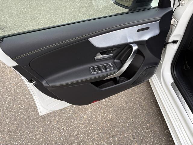 Mercedes-Benz A-KLASSE 250 Premium Plus / AUTOMAAT / PANORAMADAK / AMG PAKKET / EDITION 1 / 155dkm!