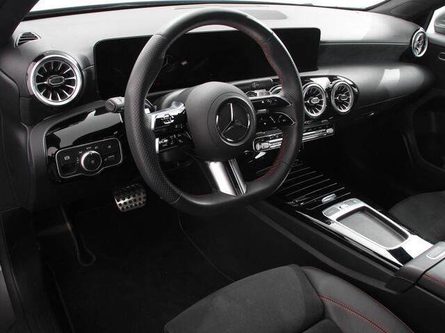Mercedes-Benz A-KLASSE 200 177pk Automaat MHEV AMG Line | Achteruitrij Camera | Verwarmde voorstoelen | Navigatie | LED | Climate control | Adaptive Cruise control | Parkeersensoren | Apple Carplay & Android Auto